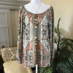 Karen Kane Beautiful Printed Blouse Size XL. This has a hi/lo hem.